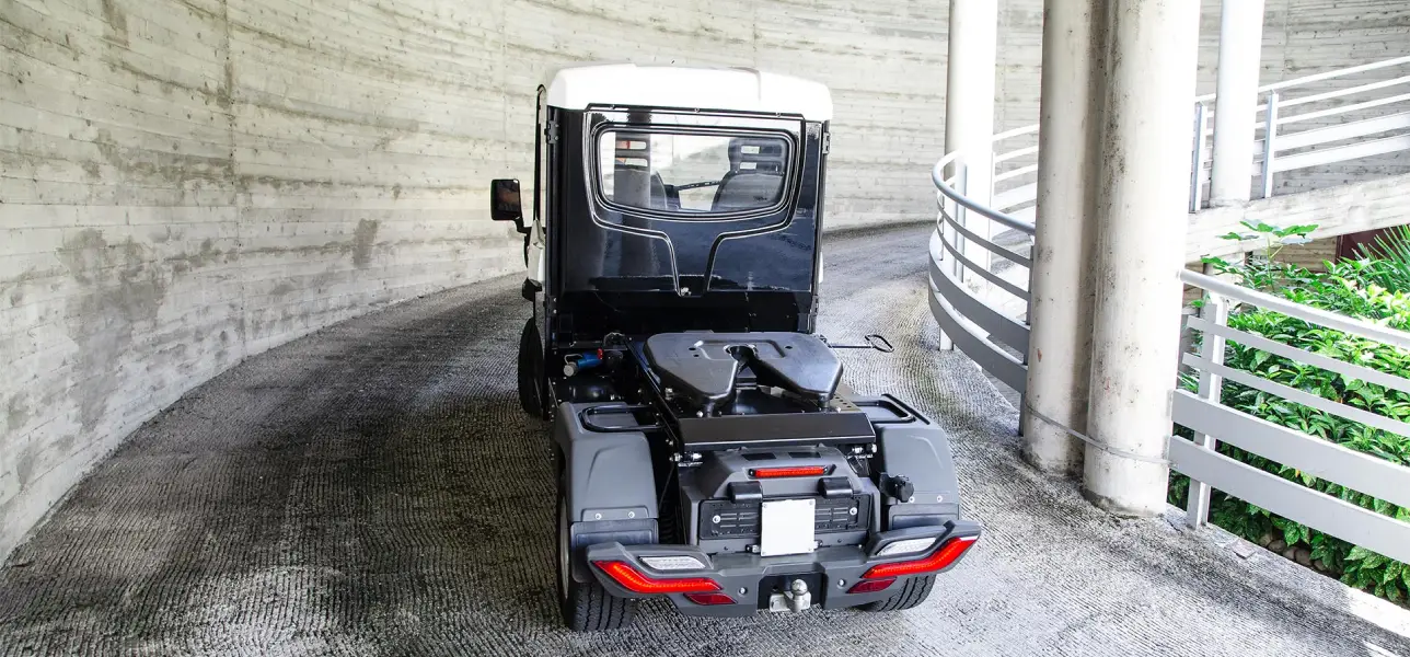 Mini tractocamión con pivote