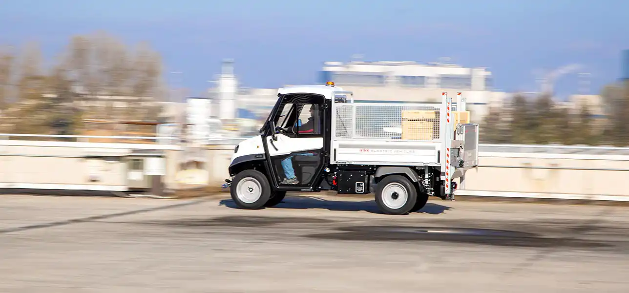 Vehículo con laterales y trampilla elevadora para transportar equipos