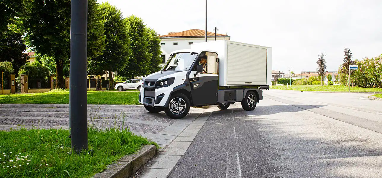 Vehículo eléctrico con caja cerrada