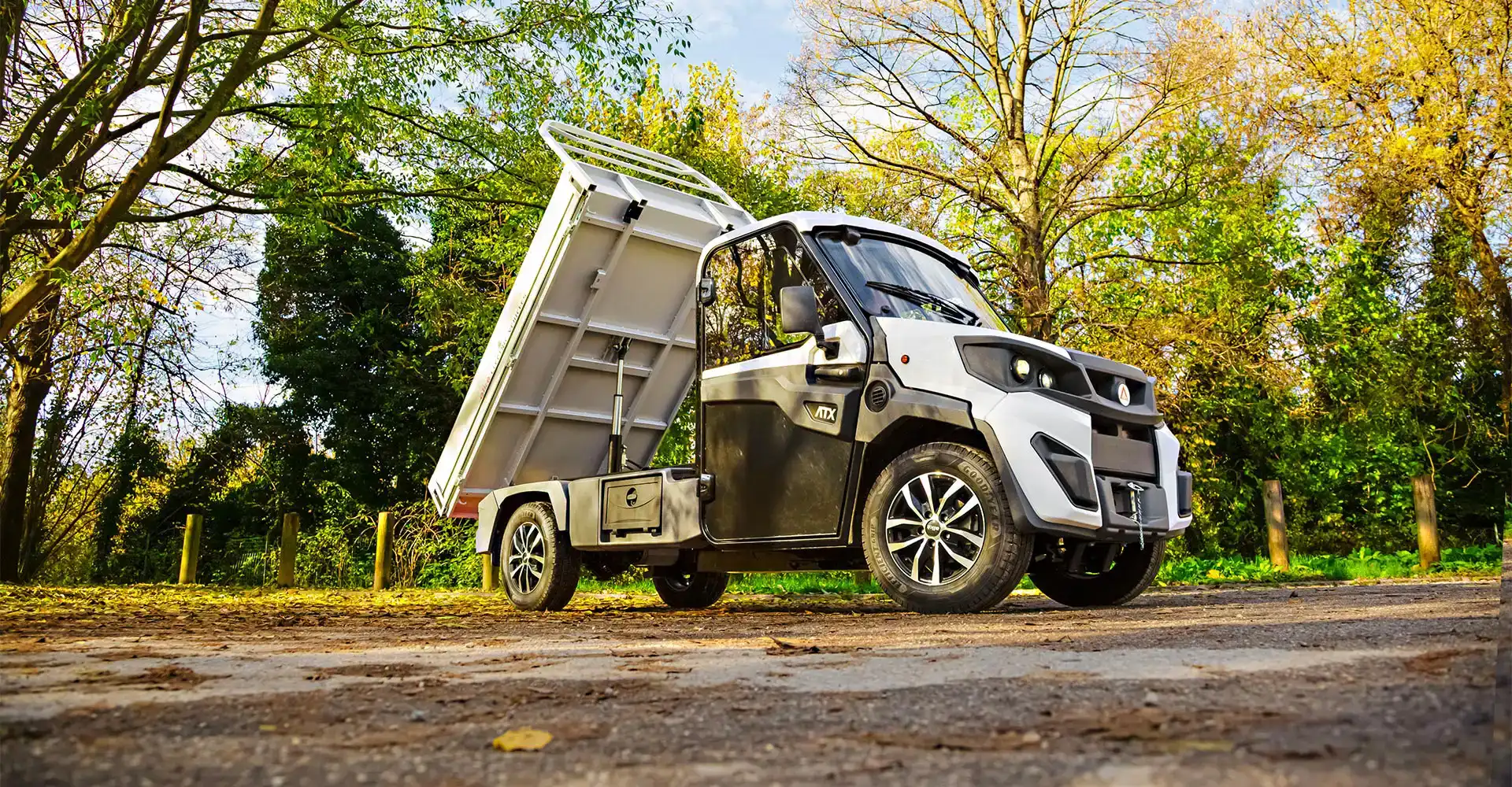 Camión compacto eléctrico con caja basculante ATX4