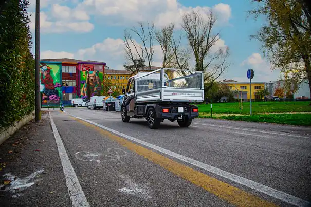 Alke' - Camionetas eléctricas con laterales de malla Alke' - Camionetas eléctricas con laterales de malla