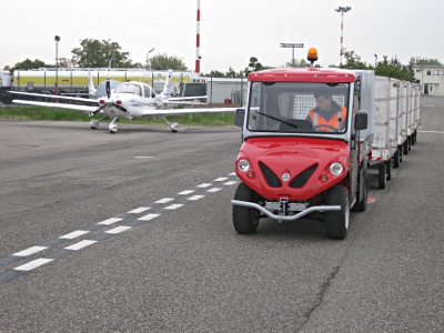 véhicules pour transport de chariots dans l'aéroport