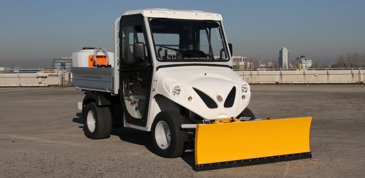Véhicules électriques avec épandeur à sel et lame chasse-neige