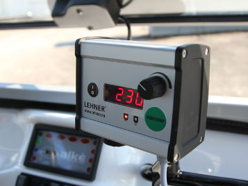 Épandeur à sel pour véhicules électriques avec commande en cabine