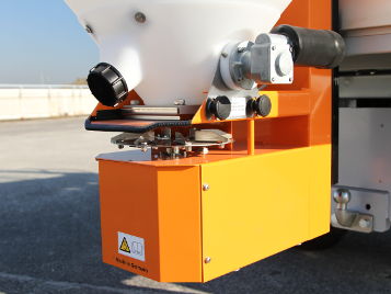Épandeur à sel accroché à un véhicule électrique Alkè