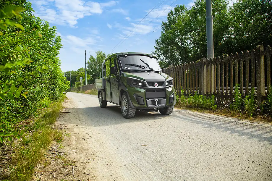 Véhicule militaire 4WD