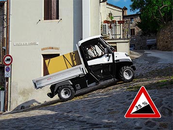 Véhicule électrique avec charge en montée