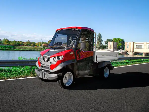 Véhicule électrique avec plateau ridelle