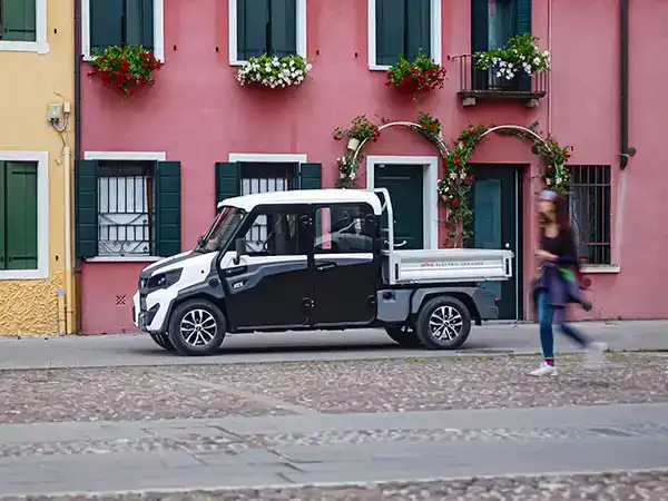Alkè ATX4 chassis double cabine electrique - Véhicules à 4 places pour le transport des équipes de travail et du matériel Alkè ATX4 chassis double cabine electrique - Véhicules à 4 places pour le transport des équipes de travail et du matériel