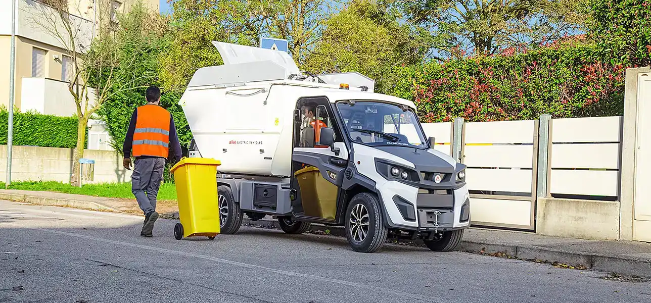 Véhicule électrique de collecte des déchets pour les services publics