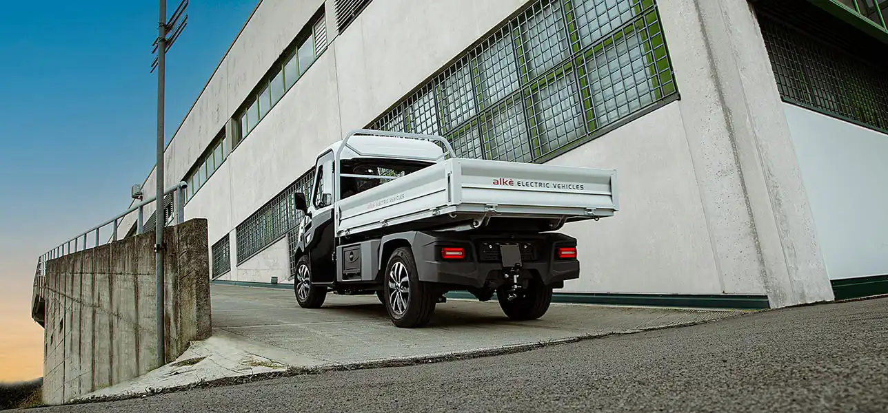 Camion avec plateau de chargement et benne