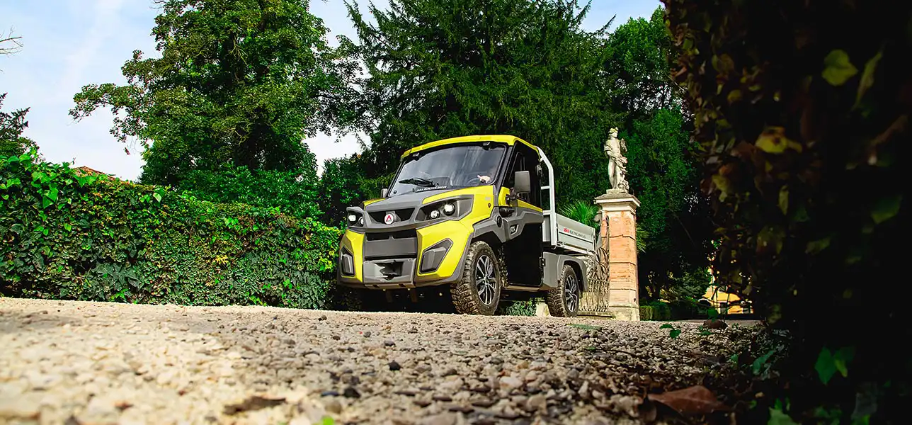 Véhicule utilitaire électrique avec benne