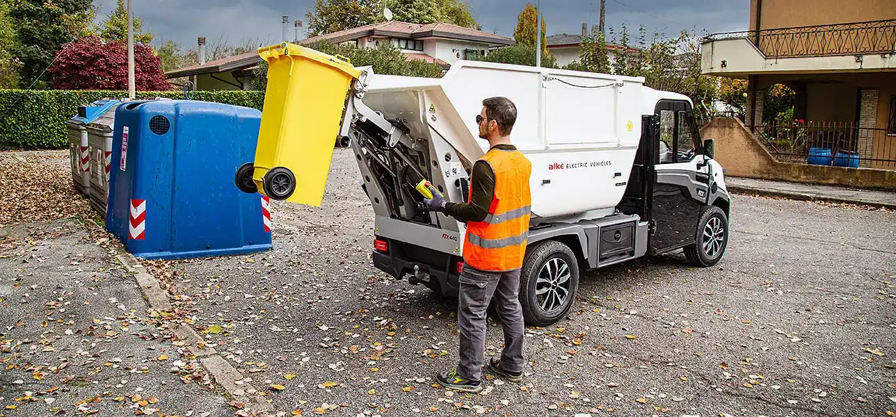 Benne de collecte des déchets avec tourne-boîtes