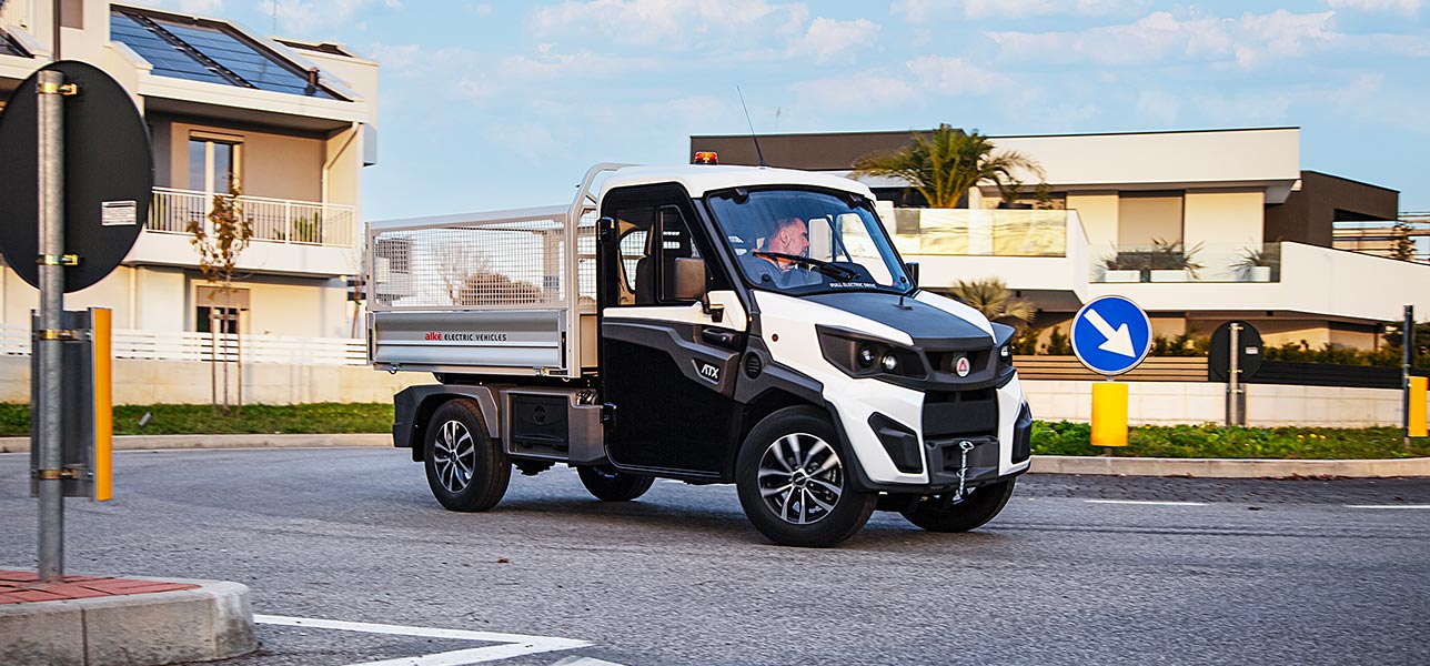 Véhicule utilitaire électrique à ridelles