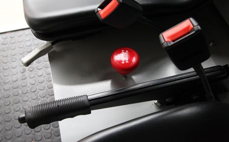 Intérieurs des Utilitaires Électriques ATX - Levier du frein à main et bouton coup-de-poing rouge